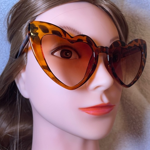 Brown Oversized Heart Eyes Sunglasses with Gradient Lenses - Picture 2 of 3